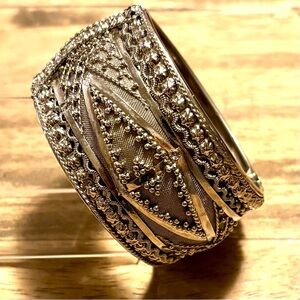 Elegant Women's silver-tone Bracelet